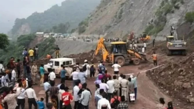 Landslide Blocks Shimla-Mataur Highway NH-205