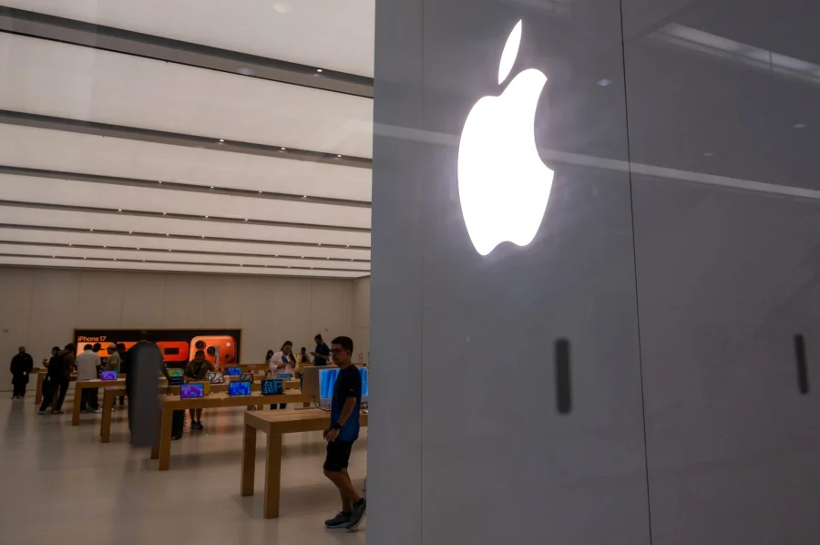 Apple Seeks White House OK for Chinese Chip Deal
