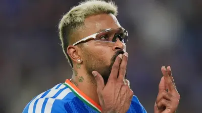 Hardik Pandya Leaves Mumbai Indians Training Base for Bangalore