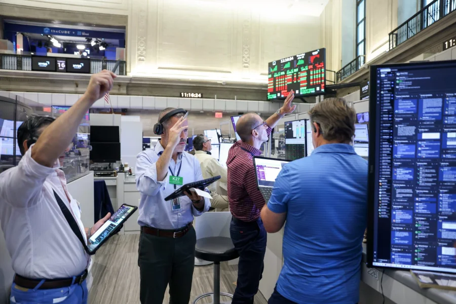 AI Stock Sell-Off: Tom Lee Predicts Rebound