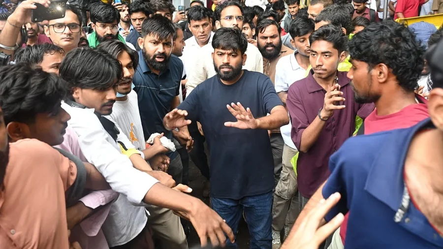 Delhi Police Dismantle Jantar Mantar Protest Site